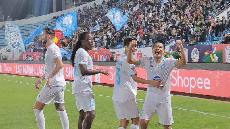 Văn Vĩ lập công ở bàn mở tỷ số cho đội chủ nhà. Ảnh: QUANG DƯƠNG