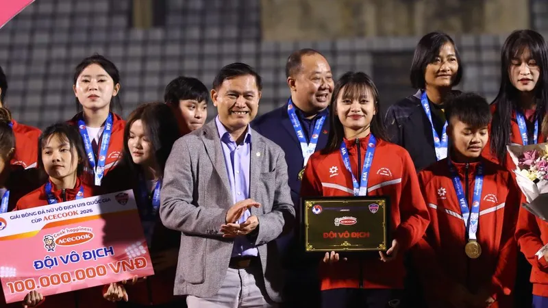 Phó Chủ tịch VFF Trần Anh Tú trao giải Nhất cho đội Phong Phú Hà Nam.