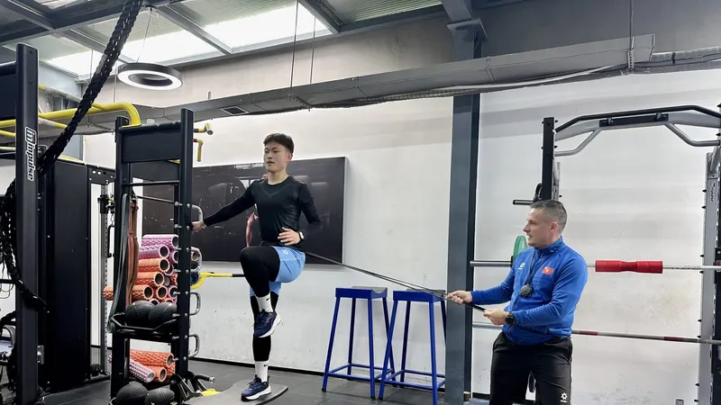 Các cầu thủ tập ở phòng Gym dưới sự hướng dẫn của trợ lý HLV chuyên trách thể lực.