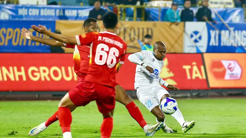 Percy Tau có trận đấu năng nổ trên hàng công đội chủ nhà. Ảnh: QUANG DƯƠNG