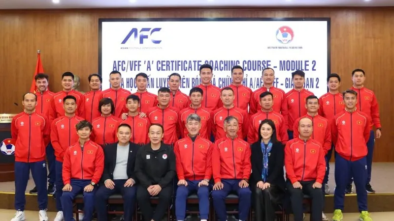 Ban tổ chức, lãnh đạo VFF cùng các học viên chụp ảnh lưu niệm tại lễ bế mạc.