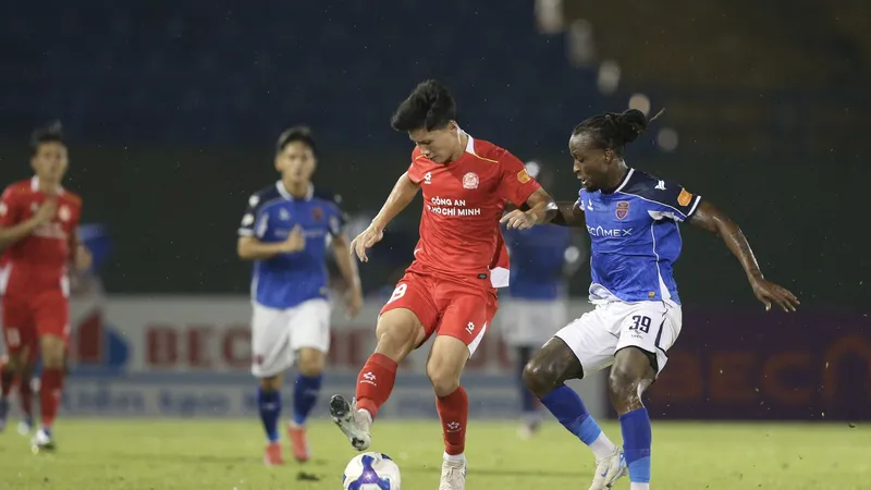 CLB Công an TPHCM sẽ tái ngộ Becamex TPHCM ngay ở vòng 14 V-League 2025-2026. Ảnh: DŨNG PHƯƠNG