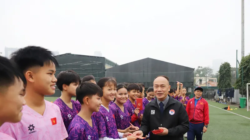Ông Nguyễn Văn Phú thay mặt VFF gởi quà Xuân đến Ban huấn luyện cùng các cầu thủ.