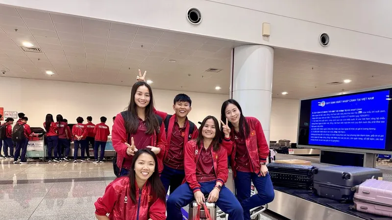 Các nữ tuyển thủ tại sân bay Nội Bài vào chiều 14-2.