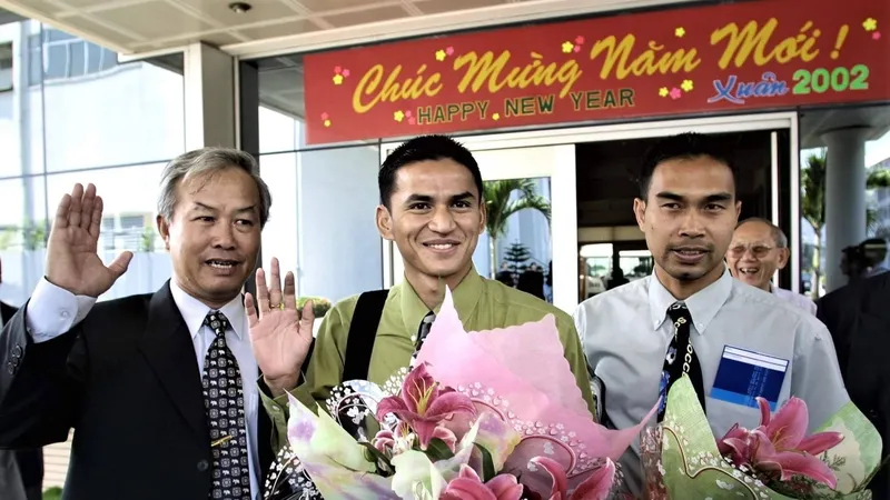 Giám đốc Kỹ thuật Nguyễn Văn Vinh ra sân bay Pleiku đón Kiatisak và Chukiet trong ngày đầu bộ đôi này gia nhập CLB HA.GL. Ảnh: BẠCH DƯƠNG