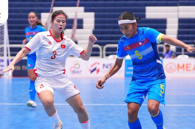 Thu Xuân nỗ lực ngăn chận pha tấn công của cầu thủ Philippines. Ảnh: FAT
