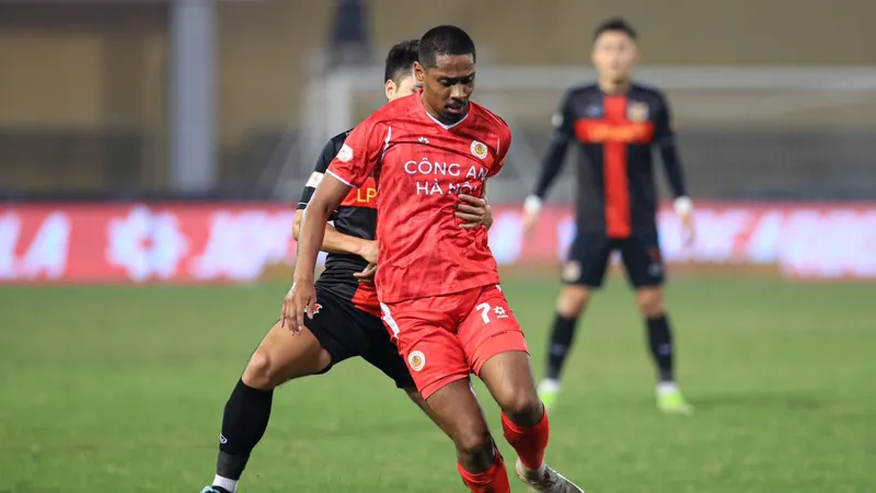 Alan Sebastiao đang thể hiện phong độ ghi bàn mạnh mẽ trên hàng công đội chủ nhà.