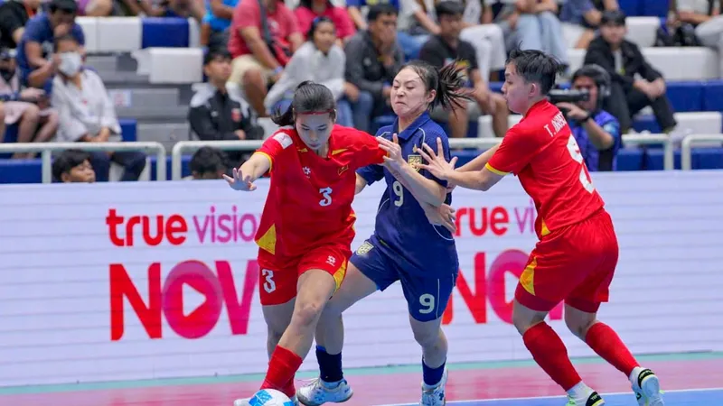 Đội tuyển futsal nữ Việt Nam tranh HCĐ với Indonesia ở giải Đông Nam Á