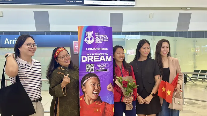 Huỳnh Như chụp ảnh lưu niệm cùng người hâm mộ khi đội tuyển đặt chân đến Perth.