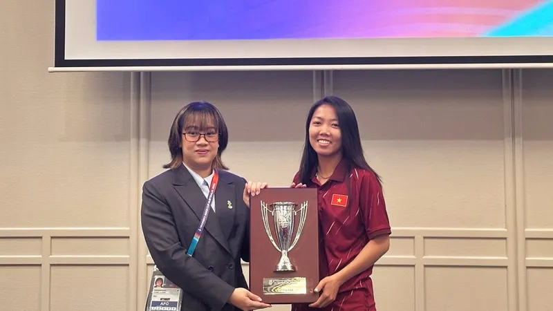 Đại diện AFC trao kỷ niệm chương đến đội tuyển nữ Việt Nam.