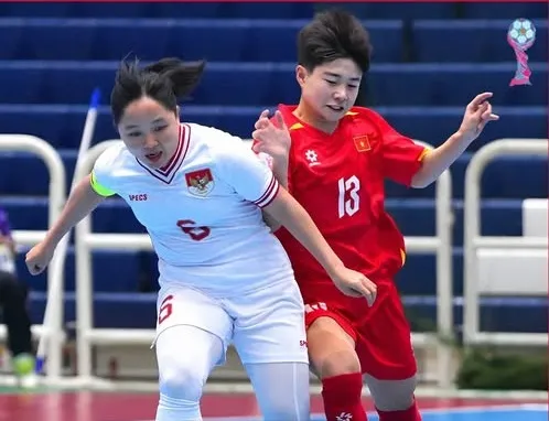 Các cô gái Việt Nam giành Huy chương đồng an ủi sau chiến thắng 4-1 trước Indonesia vào chiều 2-3. Ảnh: FAT