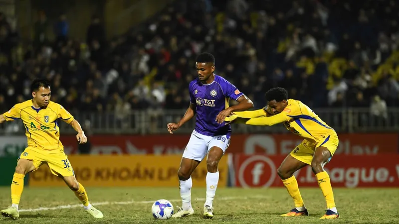 Floro Da Silva Daniel sẽ nghỉ thi đấu ở vòng 15 và 16 do thẻ phạt. Ảnh: VPF