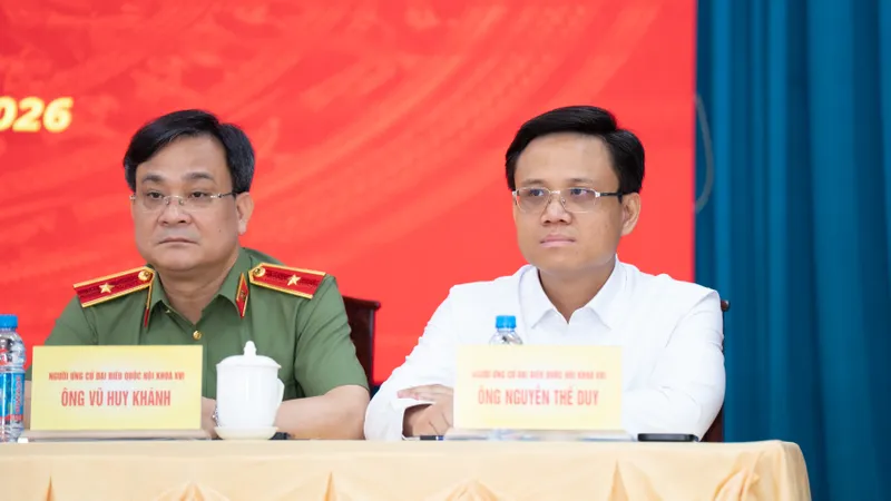 Ông Nguyễn Thế Duy (bên phải)