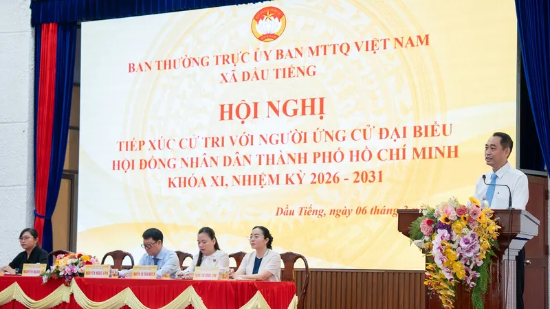 Ông Nguyễn Hoàn Vũ trong phần trình bày chương trình hành động tại buổi tiếp xúc cử tri ngày 6-3.