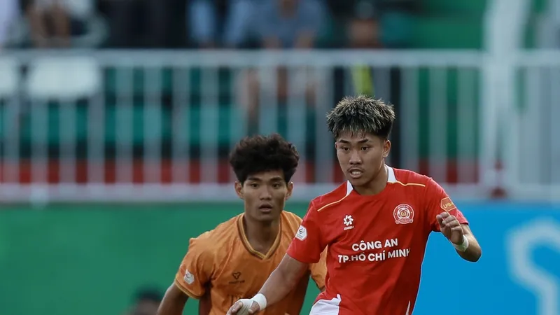 Khoa Ngô tỏa sáng với bàn thắng giúp Công an TPHCM giành trọn 3 điểm trên sân Pleiku ở vòng 15. Ảnh: MINH TRẦN