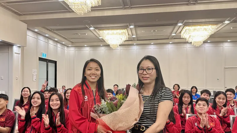 Tổng lãnh sự quán Việt Nam tại Perth tặng hoa các cầu thủ nữ nhân dịp ngày 8-3.