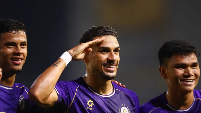 Đỗ Hoàng Hên tỏa sáng với cú đúp cho Hà Nội FC trong trận "derby thủ đô" ở vòng 15. Ảnh: MINH HOÀNG