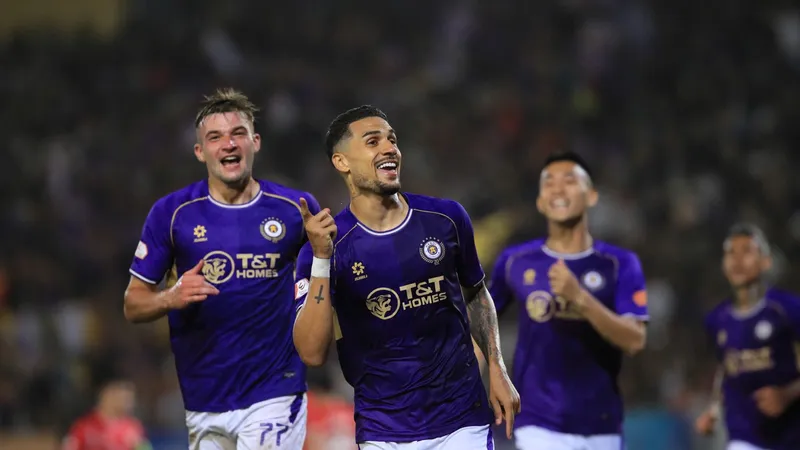 Hoàng Hên lập cú đúp trong trận thắng 2-1 của Hà Nội FC trước CAHN ở vòng 15 V-League.