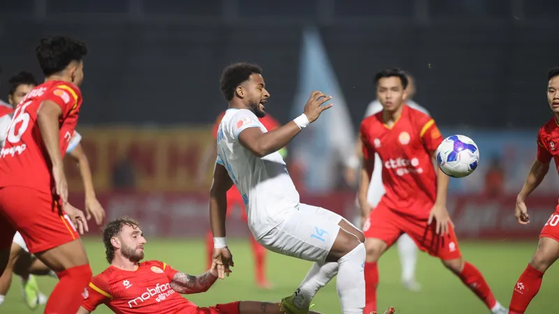 Xuân Son vẫn luôn nguy hiểm với các hàng phòng ngự. Ảnh: VPF