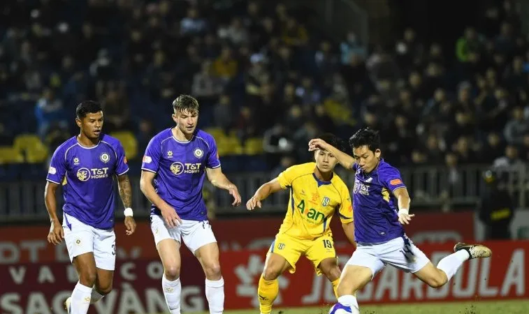 Hai Long ghi bàn mở tỷ số cho Hà Nội FC trong trận thắng SLNA 3-1 ở lượt đi.