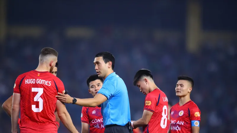 Trọng tài Kim Woo-sung. Ảnh: VPF