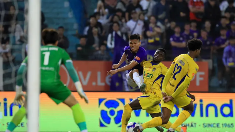 Hàng phòng ngự SLNA có trận đấu vất vả trước Hà Nội FC. Ảnh: MINH HOÀNG