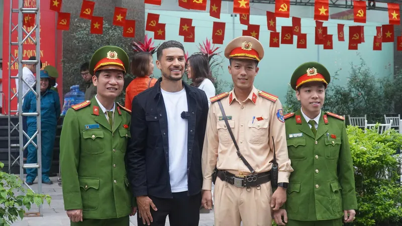 Hoàng Hên chụp hình cùng các chiến sĩ Công an tại địa điểm bỏ phiếu. Ảnh: VX