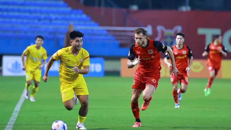 Geovanne trở lại và kịp ghi bàn cho Ninh Bình trong trận thắng PVF 3-2 vào tối 21-3. Ảnh: CAO OANH
