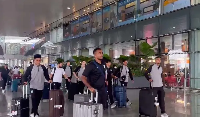 Các cầu thủ Bangladesh tại sân bay Nội Bài trưa 21-3.