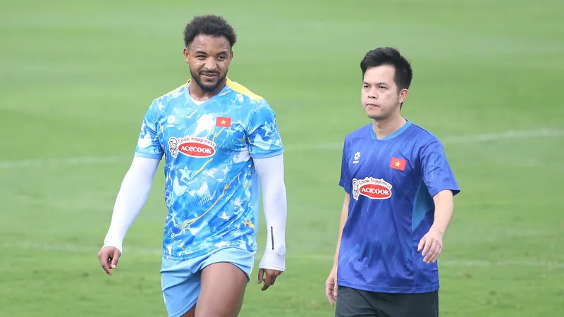 Bác sĩ Trần Huy Thọ vào sân đưa Xuân Son rời sân sau khi chân sút này bị chấn thương. Ảnh: SN