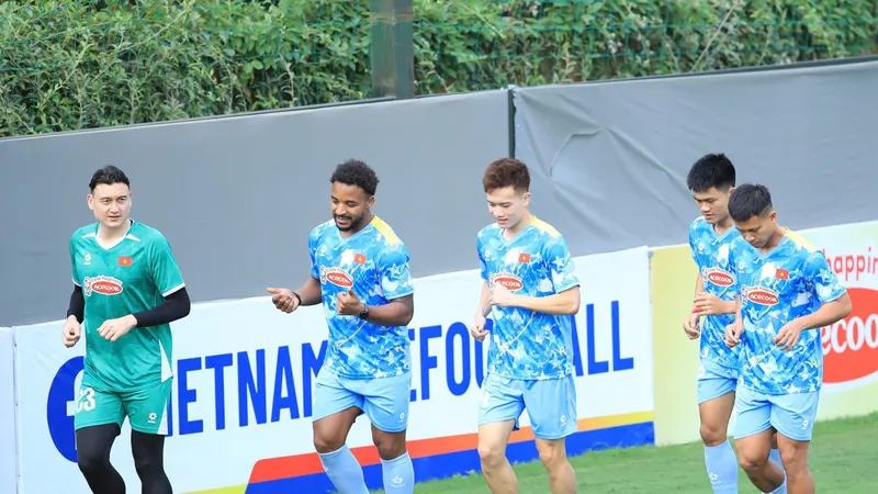 Xuân Son tập riêng cùng nhóm cầu thủ từ Ninh Bình và Viettel vừa gia nhập đội tuyển vào ngày 22-3. Ảnh: MINH DÂN