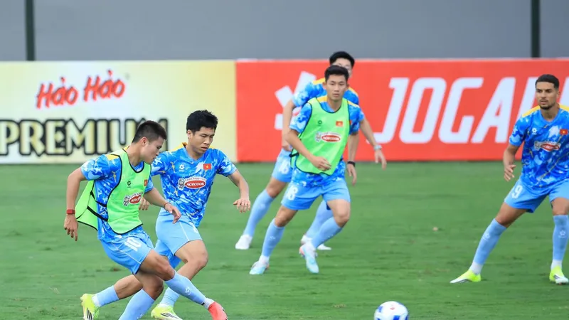 Các tuyển thủ Việt Nam trên sân tập chiều 22-3. Ảnh: MINH DÂN