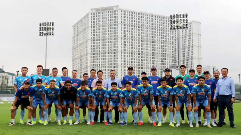 Lãnh đạo VFF chụp ảnh lưu niệm cùng thầy trò HLV Kim Sang-sik