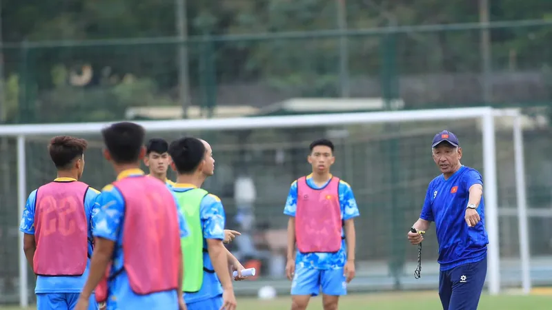 HLV trưởng Yutaka Ikeuchi và các cầu thủ trên sân tập ngày 23-2.