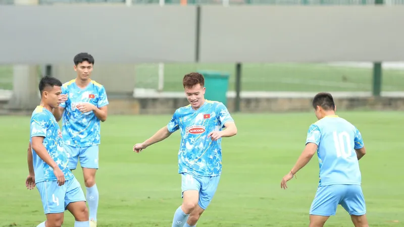 Các tuyển thủ Việt Nam nỗ lực tập luyện chuẩn bị cho hai trận đấu dịp FIFA Days sắp đến.