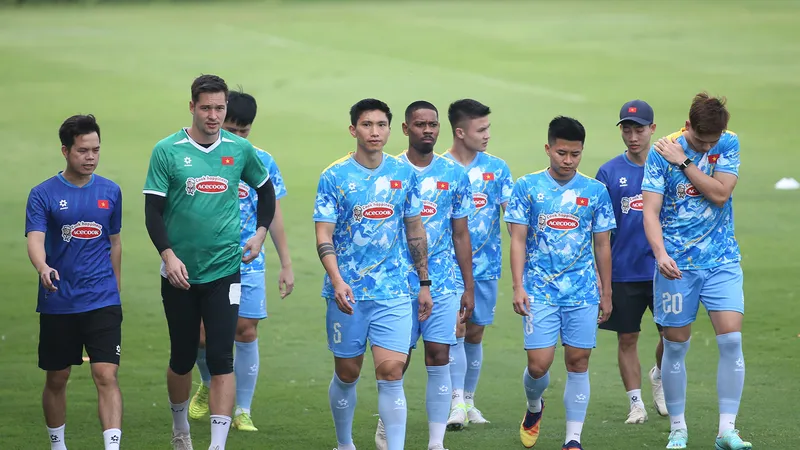 7 cầu thủ của CLB Công an Hà Nội cùng có mặt trên sân tập vào chiều 24-3. Tất cả tập riêng cùng bác sĩ đội tuyển, ông Trần Huy Thọ. Ảnh: S.N