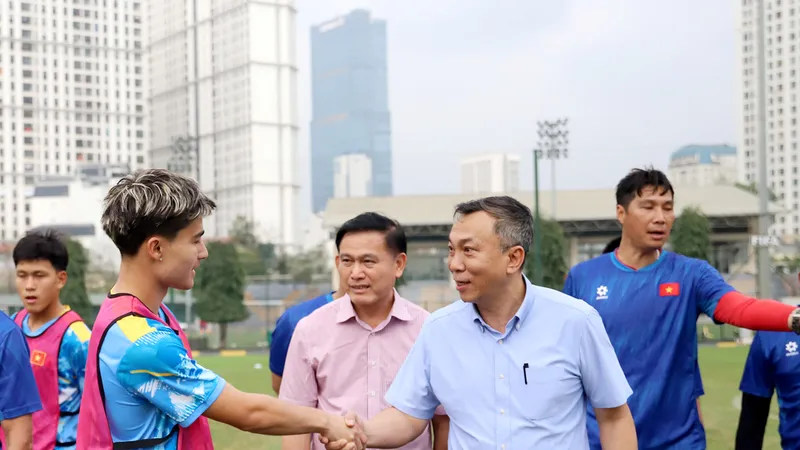 Ông Trần Quốc Tuấn và ông Trần Anh Tú gặp gỡ, động viên đội tuyển U19 Việt Nam trên sân tập chiều 23-3.
