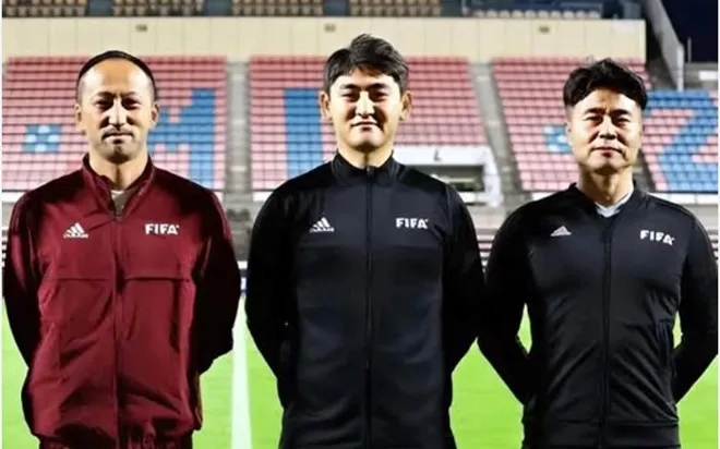 Trọng tài Chae Sang-hyeop (giữa). Ảnh: AFC 