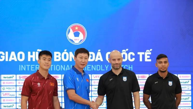 HLV Javier Cabrera bắt tay HLV Kim Sang-sik tại buổi họp báo trưa 25-3.