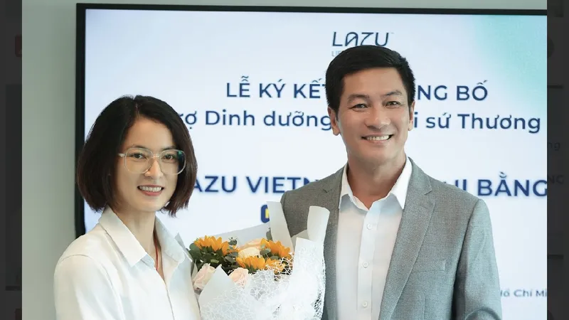 Ban tổ chức trao hoa chúc mừng Lê Thị Bằng tại sự kiện.