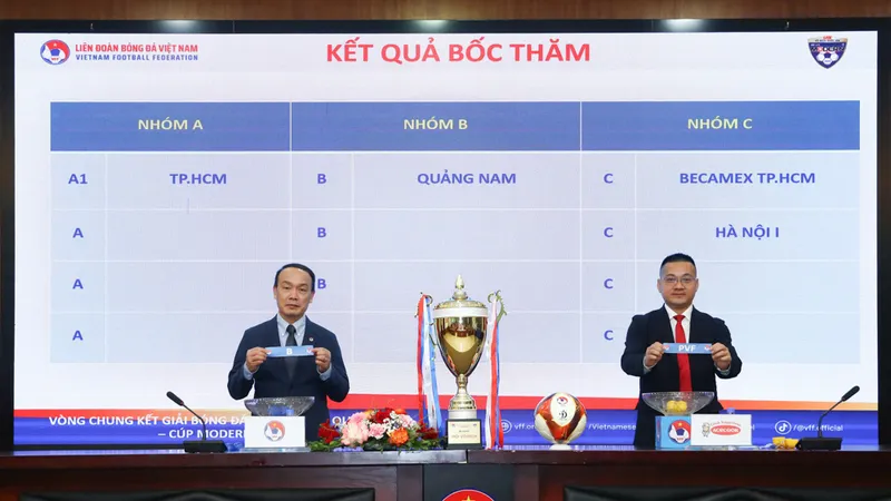 Ông Nguyễn Văn Phú (bên trái) và ông Ngyễn Đức Mẫn trong phần bốc thăm chia bảng.
