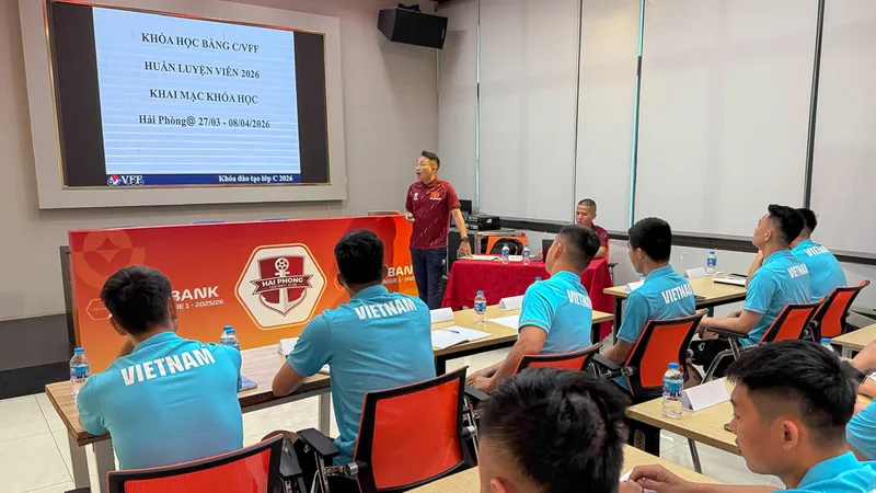 Giảng viên Trần Duy Quang phổ biến chương trình khóa học.