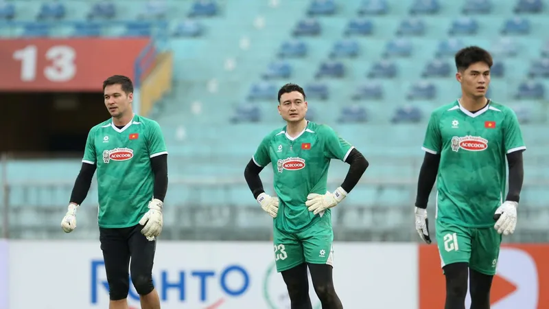 HLV Kim Sang-sik có nhiều lựa chọn ở người bắt chính trận gặp Malaysia.