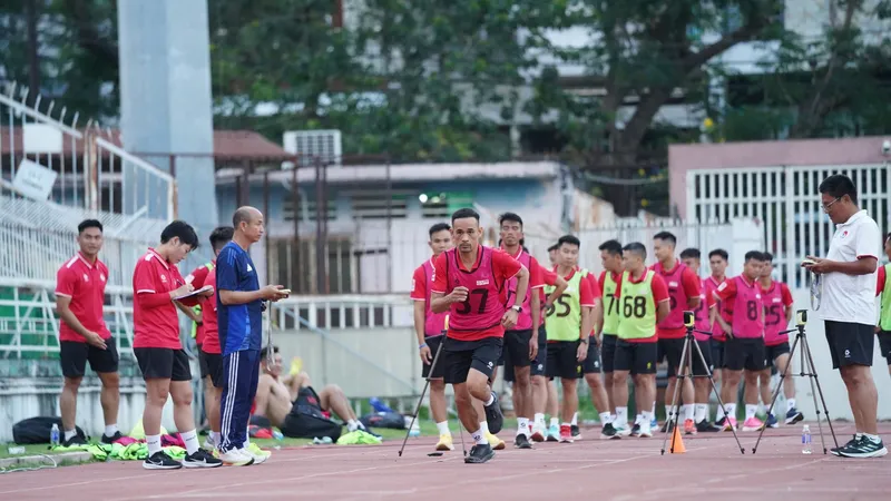 Các trọng tài trong phần kiểm tra thể lực trên sân Thống Nhất hôm 31-3.