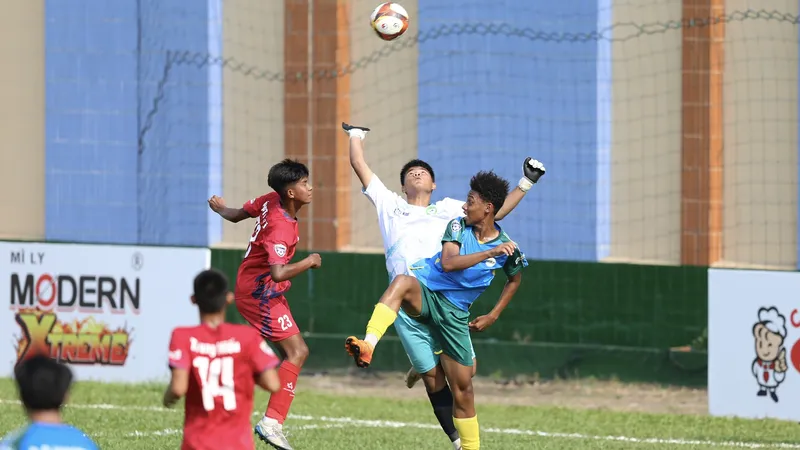 Adu Huỳnh Đức Favour trong pha uy hiếp khung thành đội U15 Tây Ninh. Ảnh: DŨNG PHƯƠNG