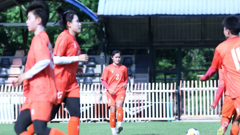 U20 nữ Việt Nam trên sân tập ngày 3-4.