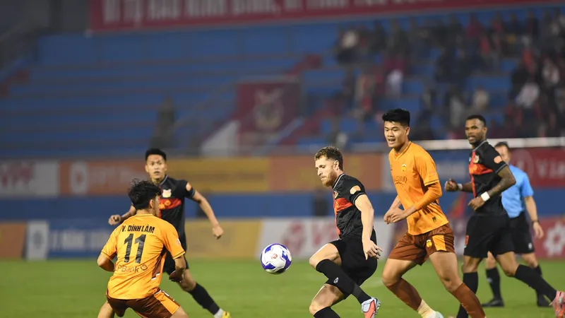 Cuộc so tài giữa Ninh Bình và HA.GL ở trận lượt đi trên sân Ninh Bình.