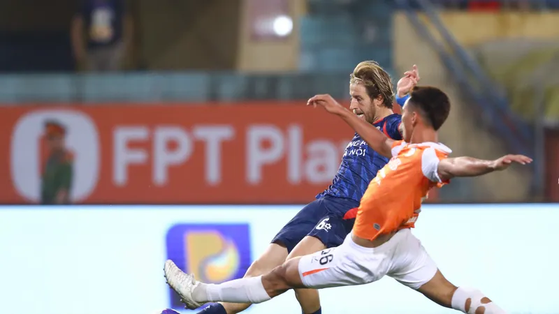 Hậu vệ CLB Đà Nẵng nỗ lực ngăn cản cú sút của Stefan Mauk. Ảnh: MINH HOÀNG