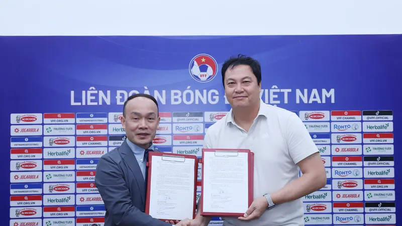 TTK VFF Nguyễn Văn Phú và HLV Lee Woon-jae tại buổi ký hợp đồng sáng 6-4.