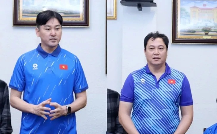 Hai trợ lý của HLV Kim Sang-sik là Lee Jung-soo (bên trái) và Lee Woon-jae